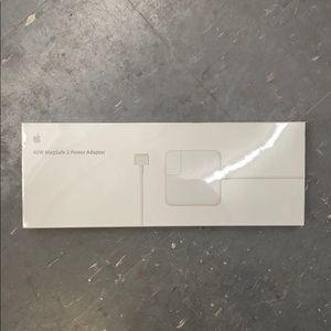 NWT 45W Apple Mac Power Adapter